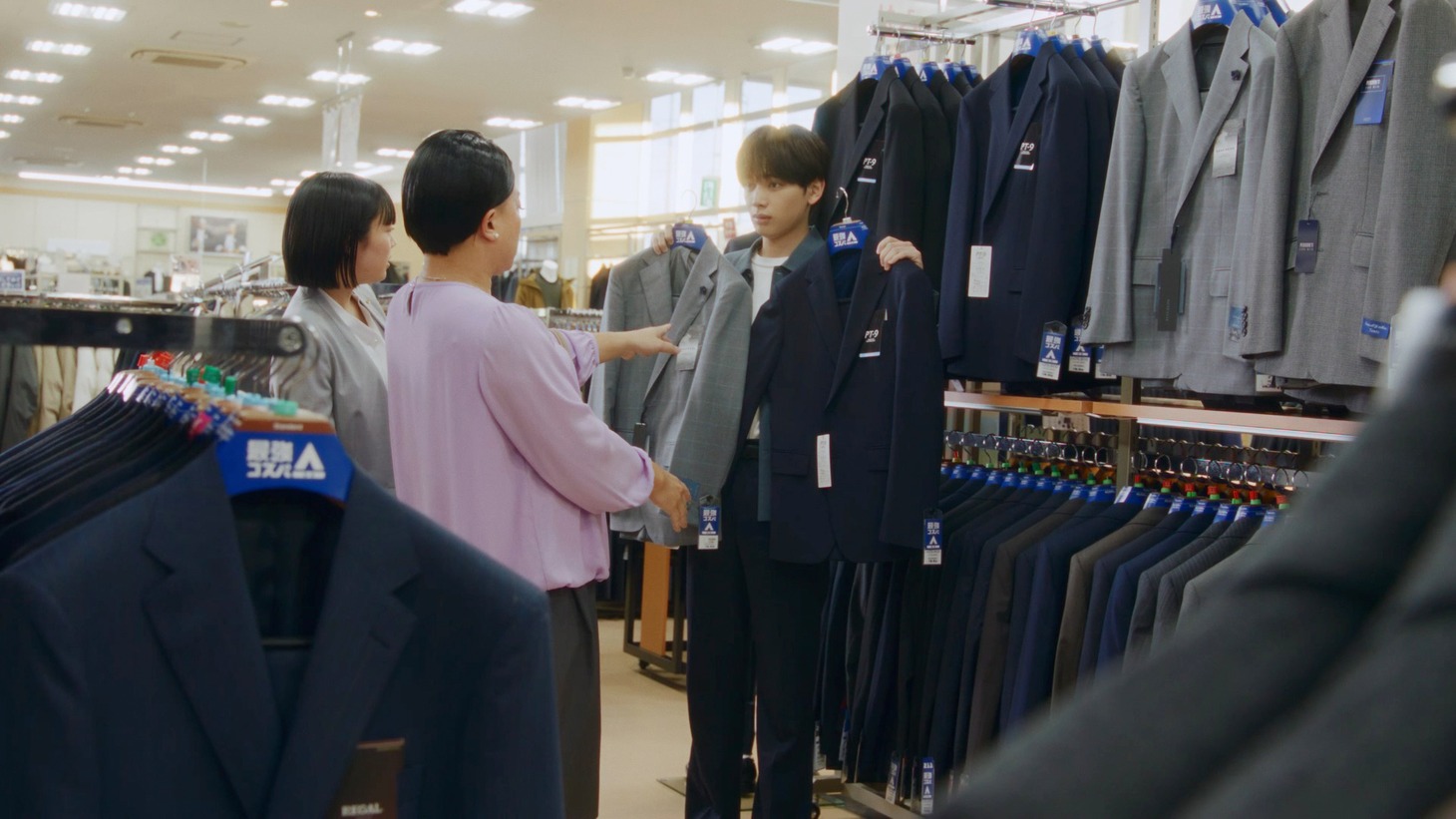 洋服の青山CM「AOYAMAなら大丈夫」編のワンシーン