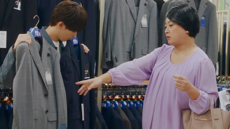 洋服の青山CM「AOYAMAなら大丈夫」編のワンシーン