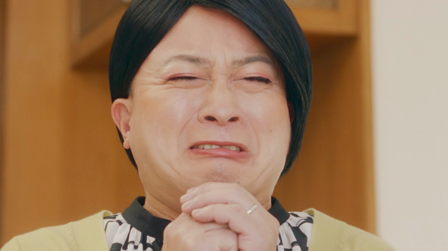 洋服の青山CM「AOYAMAなら大丈夫」編のワンシーン