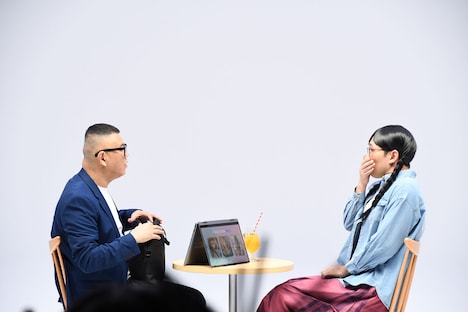 地味めな女子大生に扮するシソンヌじろう