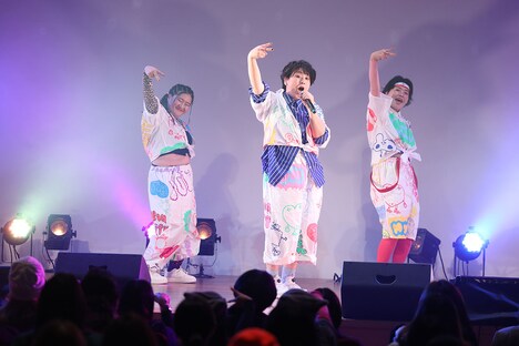 「ASOBOZE」を歌唱するMyM