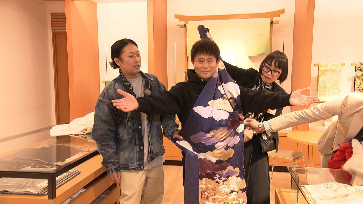 着物を当ててみてテンションが上がる浜田雅功