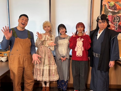 大食いの調査に登場する、「美味しんぼ」の海原雄山に扮したチョコレートプラネット松尾（右端）ら