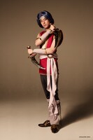 阿久根温世が扮するホークアイ