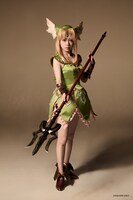 礒部花凜が扮するリース