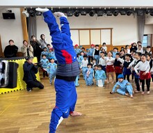 園児みんなが逆立ち歩きできる幼稚園で逆立ちするロバート秋山