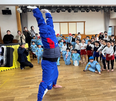 園児みんなが逆立ち歩きできる幼稚園で逆立ちするロバート秋山