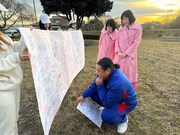 白地図に寄せられた情報を確認するロバート秋山と阿佐ヶ谷姉妹
