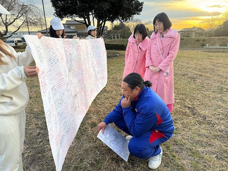 白地図に寄せられた情報を確認するロバート秋山と阿佐ヶ谷姉妹