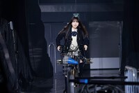 自転車に乗って登場する久保史緒里