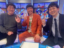 「好プレー珍プレーニュース」に出演したバッテリィズとプロ野球解説の石井一久