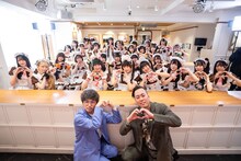 メイドカフェのメイドたちとエバース