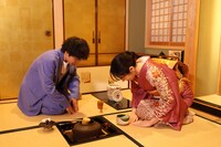 茶道を体験するエバース佐々木