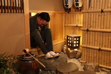 お茶室に入るエバース町田