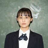 鈴木美羽が演じる新川琴。ガリ勉タイプで接しにくい