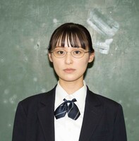 鈴木美羽が演じる新川琴。ガリ勉タイプで接しにくい