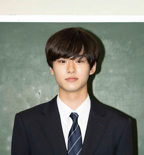 吉田晴登が演じる飯島祐太郎。なんらかの理由で不登校なってしまった