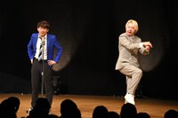 ネタを披露する三四郎