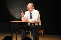 ネタを披露するルシファー吉岡