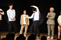 体全体でアルファベットを表現するマヂカルラブリー・野田クリスタル