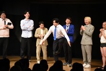 「命」のポーズを決めるマヂカルラブリー・野田クリスタル