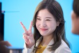 「アレグラFX」新CMを撮影する吉高由里子