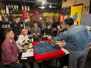 「古着で呑む」のワンシーン