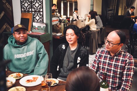 マテンロウ・アントニー、ニューヨーク嶋佐、トレンディエンジェルたかしが本人役で出演する「僕のあざとい元カノ from あざとくて何が悪いの？」第3話のワンシーン