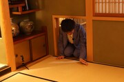 お茶室に入るエバース佐々木