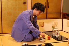 茶道を体験するエバース佐々木