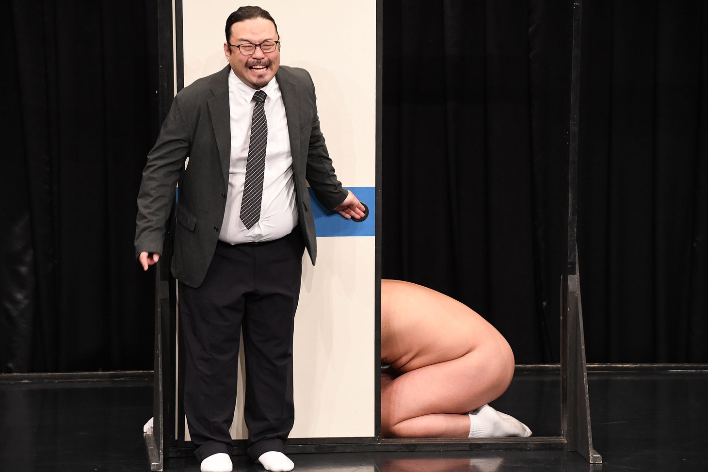 取材会の冒頭、コント「料亭」を披露するカゲヤマ