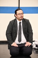 正座で質疑応答に臨むカゲヤマ・タバやん。