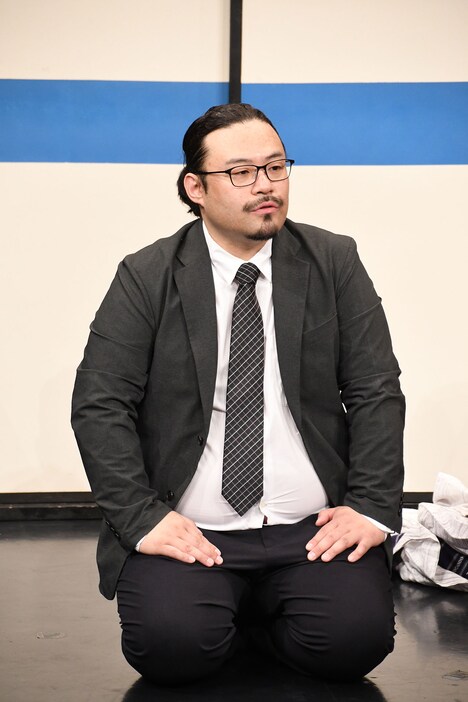 正座で質疑応答に臨むカゲヤマ・タバやん。