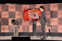 最近の世の中にビビリすぎるあまり些細なことにも深々と頭を下げる山内と、「気を遣いすぎや！」とツッコむ濱家