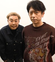 フライヤーに収められた愛犬の写真を再現するフットボールアワー