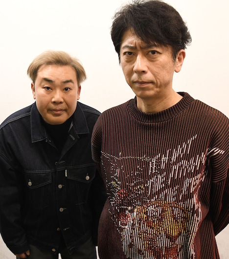 フライヤーに収められた愛犬の写真を再現するフットボールアワー