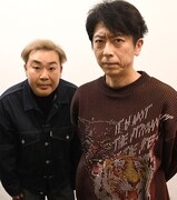 フライヤーに収められた愛犬の写真を再現するフットボールアワー