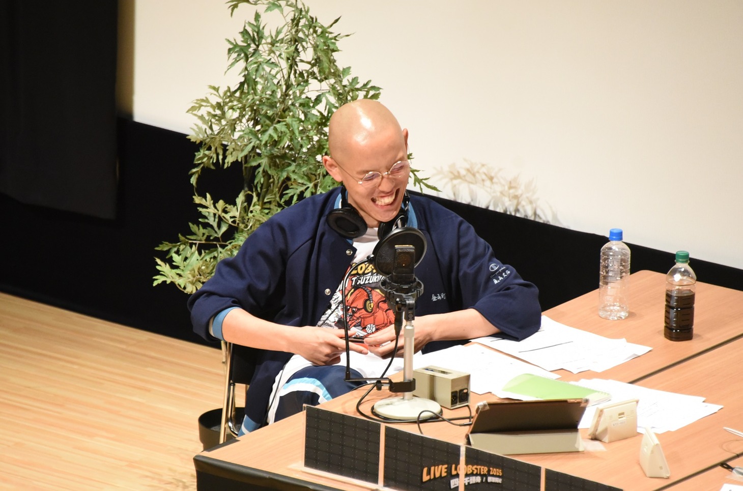 「四千頭身 都築拓紀のサクラバシ919 LIVE LOBSTER 2025」でフリートークを展開する四千頭身・都築