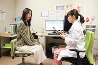 佐々木希扮する成田友梨はまどか（芳根京子）の成長に大きく関わる重要な役どころ