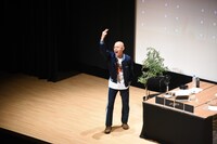 「四千頭身 都築拓紀のサクラバシ919 LIVE LOBSTER 2025」でリスナーを煽る四千頭身・都築