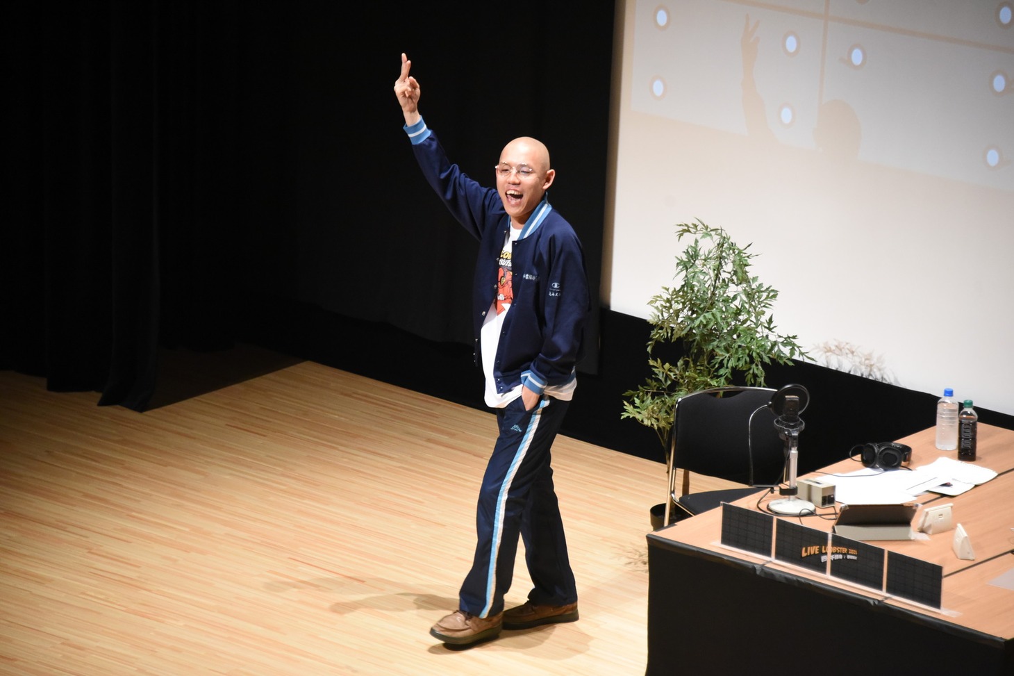 「四千頭身 都築拓紀のサクラバシ919 LIVE LOBSTER 2025」でリスナーを煽る四千頭身・都築