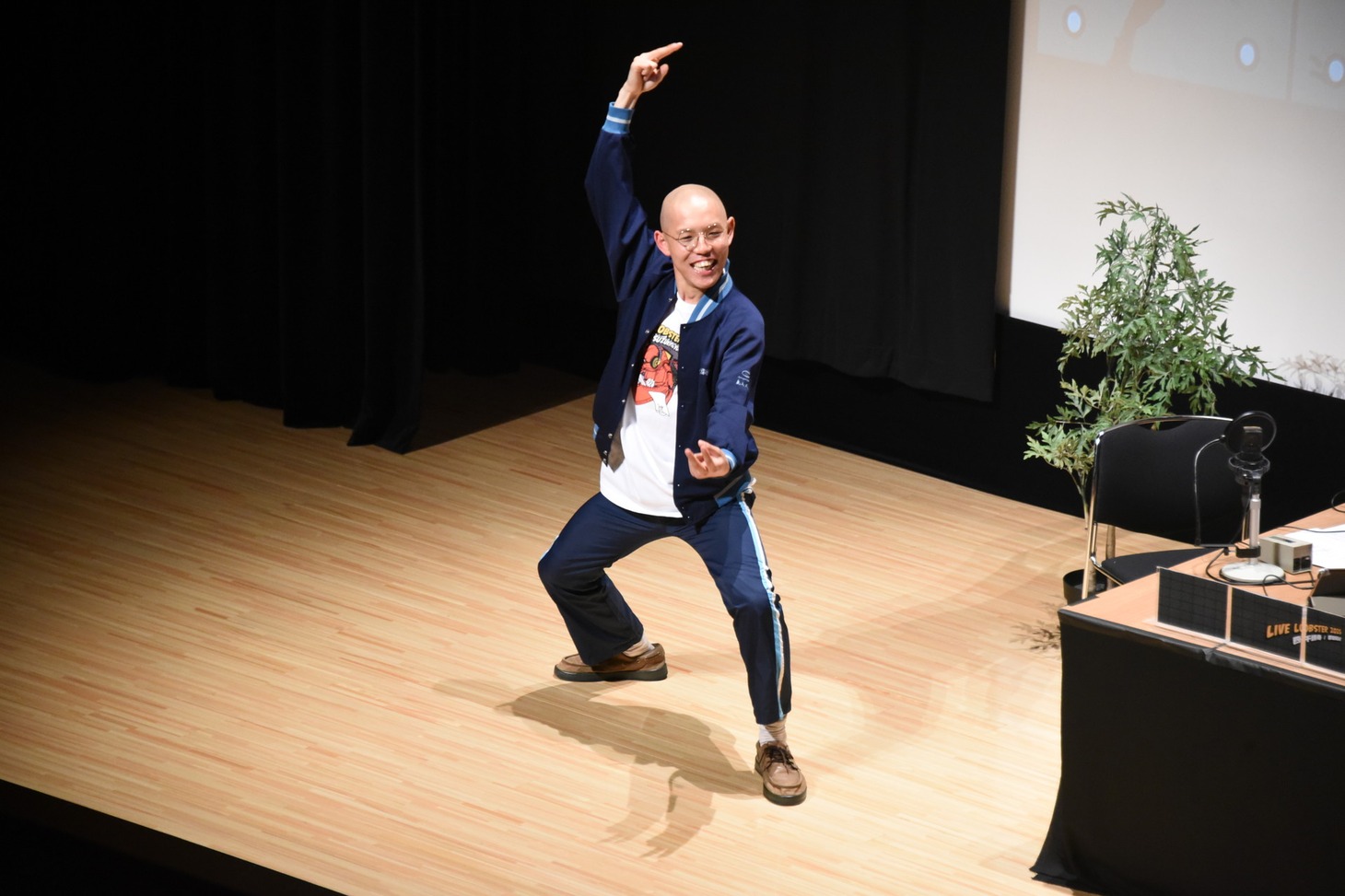 「四千頭身 都築拓紀のサクラバシ919 LIVE LOBSTER 2025」でポーズを決める四千頭身・都築