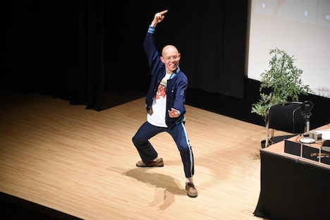 「四千頭身 都築拓紀のサクラバシ919 LIVE LOBSTER 2025」でポーズを決める四千頭身・都築