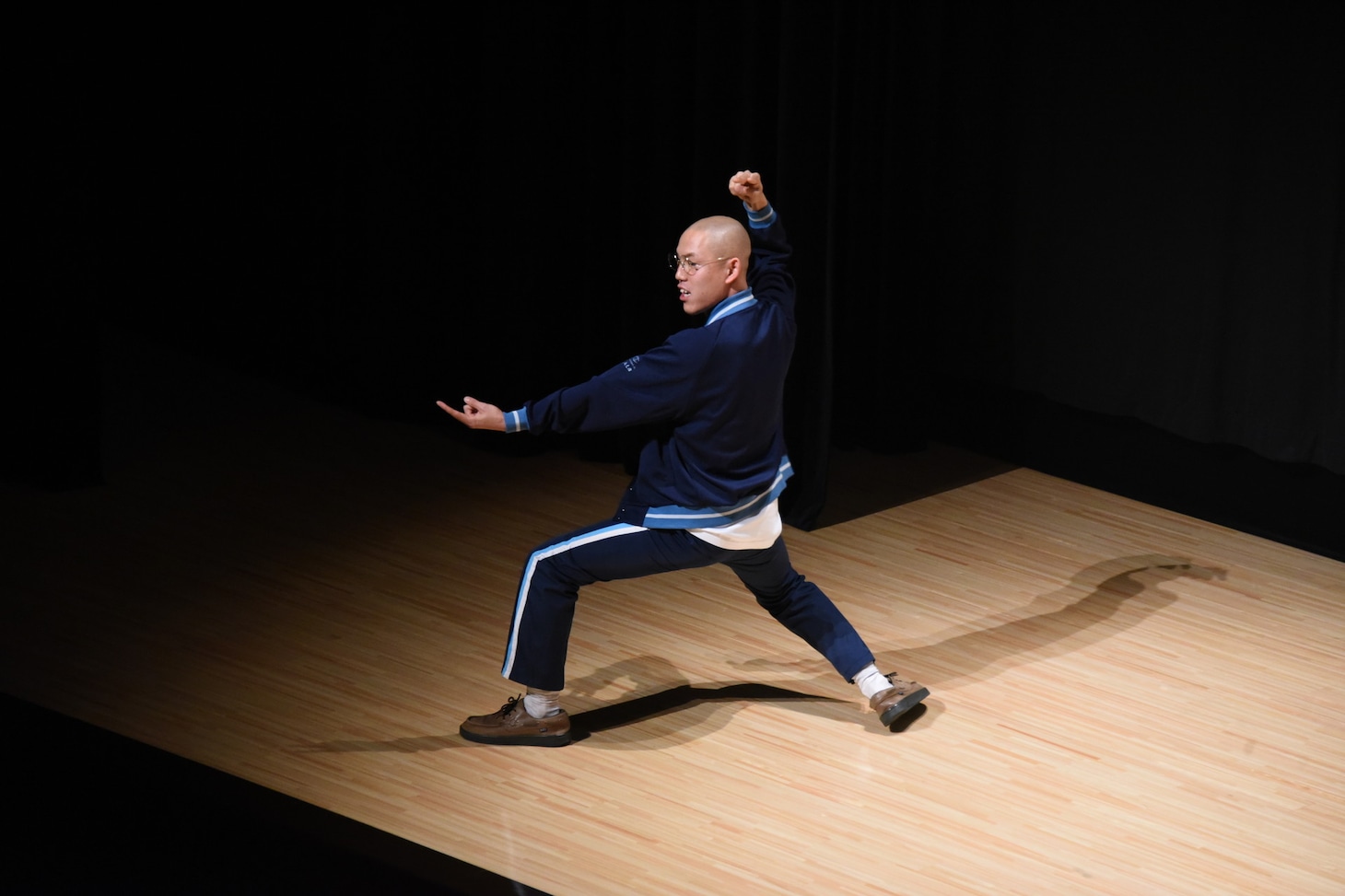 「四千頭身 都築拓紀のサクラバシ919 LIVE LOBSTER 2025」でポーズを決める四千頭身・都築