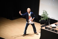 「四千頭身 都築拓紀のサクラバシ919 LIVE LOBSTER 2025」でポーズを決める四千頭身・都築