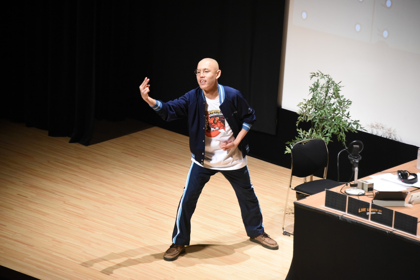 「四千頭身 都築拓紀のサクラバシ919 LIVE LOBSTER 2025」でポーズを決める四千頭身・都築