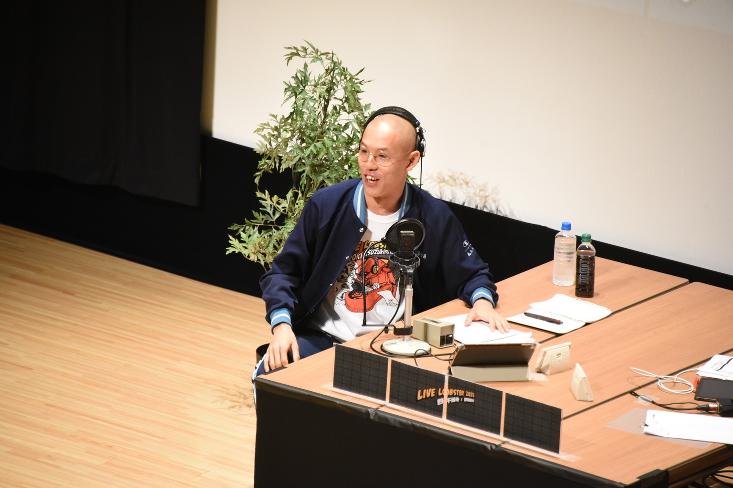 「四千頭身 都築拓紀のサクラバシ919 LIVE LOBSTER 2025」でフリートークを展開する四千頭身・都築