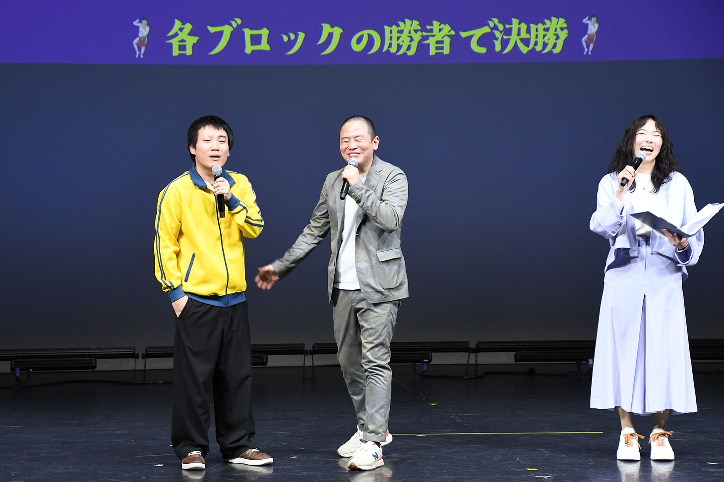 オープニングが終わってもステージに残り続けようとするランジャタイ国崎