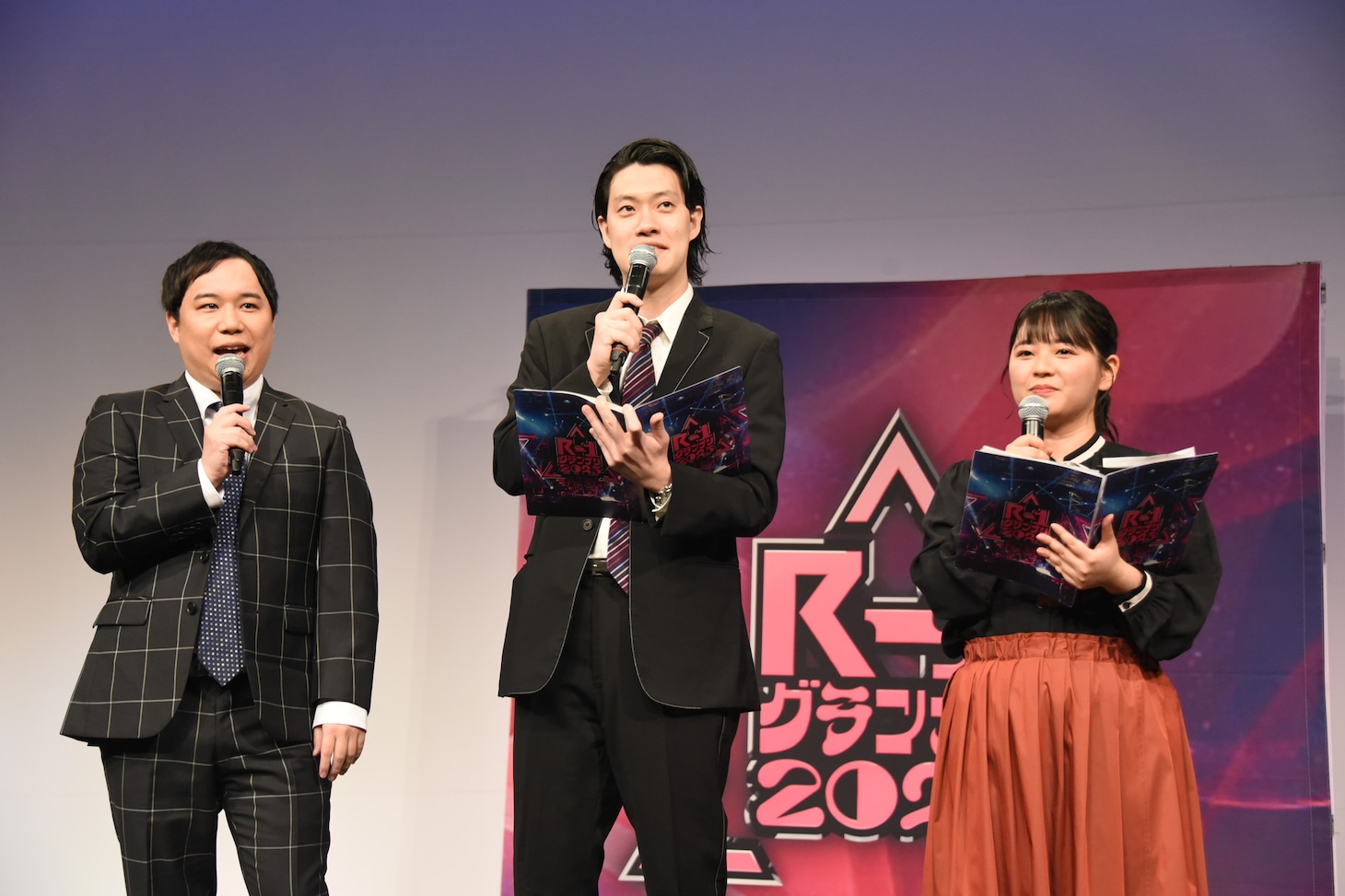 会見のMCを務めた（左から）霜降り明星、谷元星奈アナウンサー
