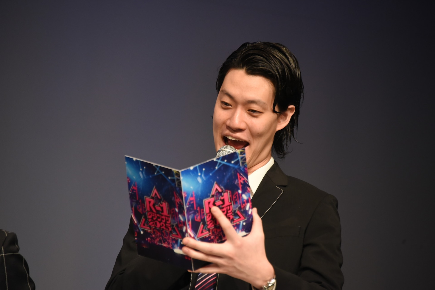 決勝進出者一覧を見た霜降り明星・粗品